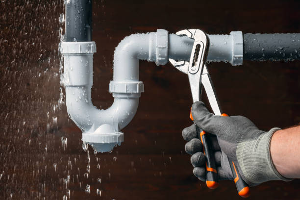 Professional Emergency Plumber technician working in Palisades Park, NJ